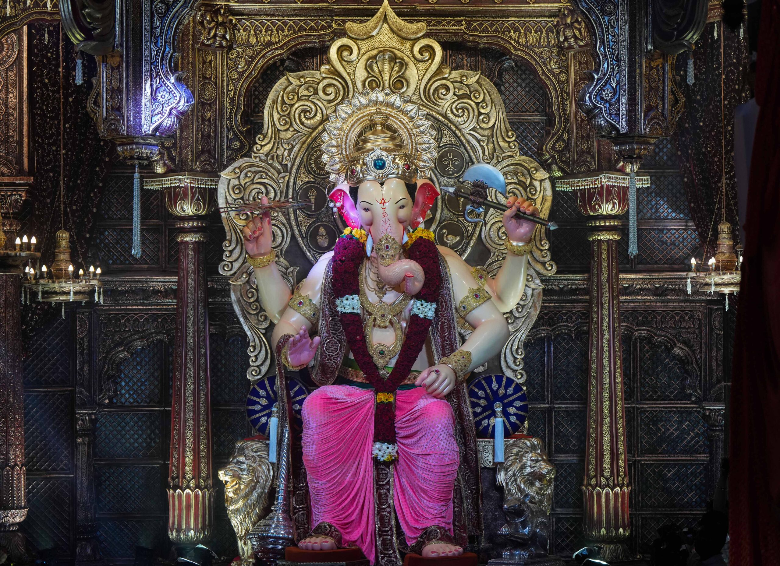 Mumbai: Devotees gather to take the first look at the unveiling of the idol of Lord Ganesha of Lalbaugcha Raja Ganesh Mandal, in Mumbai, Friday, Sept. 15, 2023. (PTI Photo/Shashank Parade)(PTI09_15_2023_000368B)